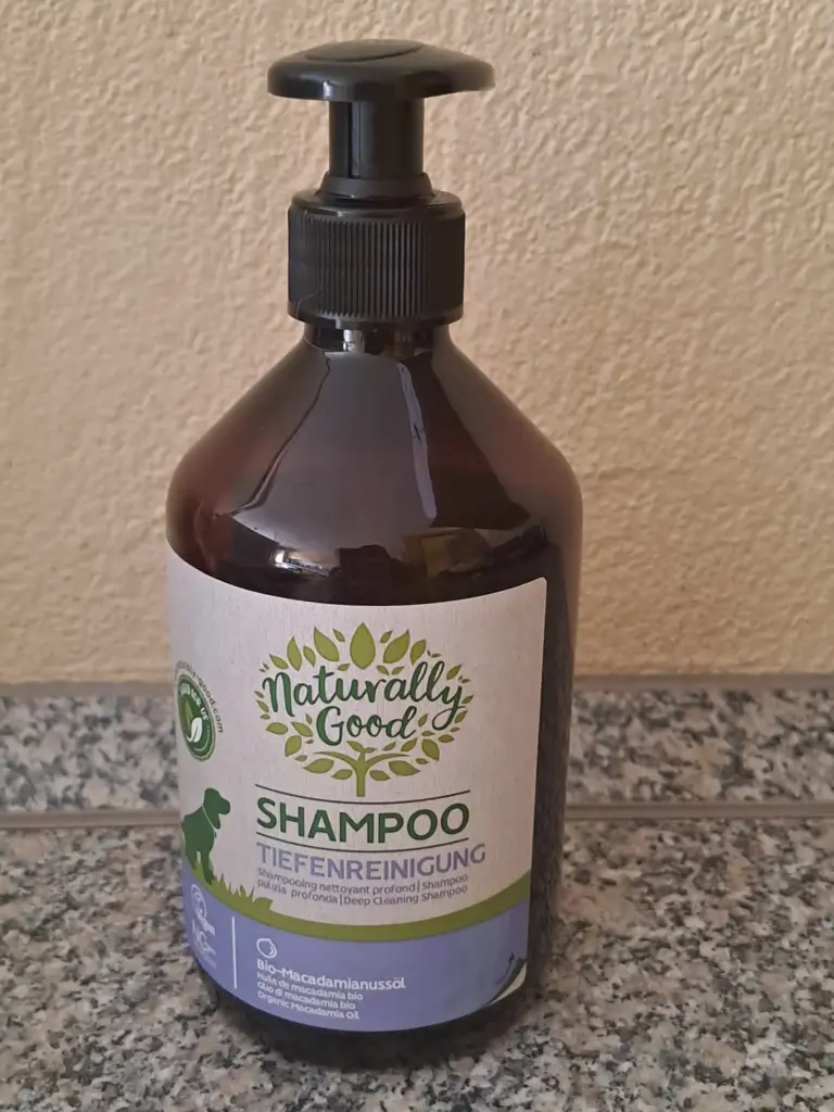 Flasche mit Naturally Good Hundeshampoo zur Tiefenreinigung mit Bio-Macadamianussöl – natürliche Pflege für empfindliche Hundefelltypen.