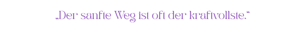 Schriftzug in violetter, verschnörkelter Typografie auf Inspirierendes Zitat in lila Schrift: Der sanfte Weg ist oft der kraftvollste – Coaching, Achtsamkeit, Klarheit